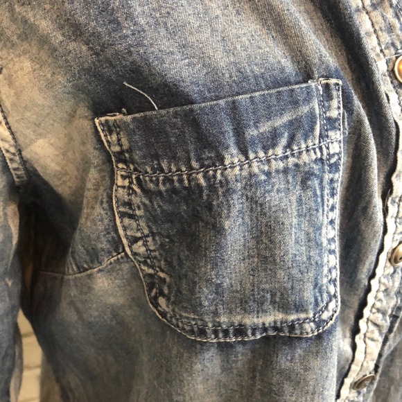 ⚡️Red Tulips crop chambray denim top size XL - Picture 7 of 8